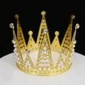 Detaillierte Nahaufnahme der goldenen Tortenkrone mit Perlen und Strass auf schwarzem Grund - Dreieckige Runde Goldene Krone