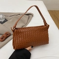 Borsa a tracolla in pelle intrecciata marrone con tracolla regolabile e design - Marrone