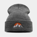 Détail du bonnet en maille gris foncé avec broderie de montagne et soleil rouge - gris foncé