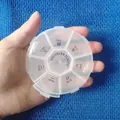 Transparenter weißer runder 7-Tage-Pillenorganizer mit Wochenmarkierung und Einzelfächern - 7 Tage Pillendose