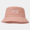 Dettaglio del cappello a secchiello corallo con ricamo a fiocco bianco e trama di cotone - Taglia unica / Rosa Antico