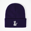Bonnet en tricot violet foncé avec motif de chat brodé blanc sur le bord plié - Bleu Marine