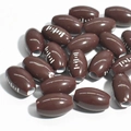 Gros plan de perles de rugby en acrylique marron avec coutures blanches pour DIY - Style Rugby (15*9mm-Café avec lignes blanches) / 50 Pcs/Paquet