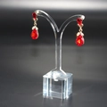 Eleganti orecchini a goccia rossi con gemme su espositore per gioielli in acrilico - Piccolo