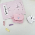 Detailansicht der rosa Stoff-Kopfhörertasche mit blauem Herz und silbernen Sternen - Glänzender Stern Rosa