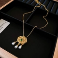 Goldene Ruyi-Schloss-Halskette mit grünem Zirkon und Perlen auf schwarzem Samt-Display - Schloss Grüner Stein Perle Stil(41#)