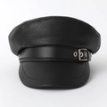 Vista frontal de gorra de marinero en cuero negro con textura y hebilla plata - Estilo Minimalista de Hebilla Negra