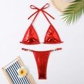 Vue à plat d'un bikini rouge métallique avec perles, palmes et accessoires de plage - Rouge Métallique