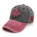 Dettaglio del berretto da baseball vintage grigio e rosso con ricamo foglia d'acero - Tesa Rosso Vino Cappello Nero
