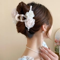 Vue latérale d'une pince à cheveux fleurie avec perles sur un chignon élégant - 13# Pince à cheveux-Fleur rose