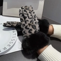 Gros plan de gants tricotés à imprimé léopard avec poignets en fausse fourrure noire - Taille unique / Doigt Complet / Noir Moderne