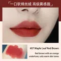 Rossetto vellutato opaco #07 rosso acero marrone con campioni su labbra e braccio - 6.5g / 07# Marrone Rosso Acero