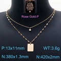 Collar de doble capa en oro rosa con colgante cuadrado en modelo de cuello negro - Oro rosa
