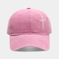 Nahaufnahme der rosa gewaschenen Baumwollkappe mit weißer Kreuzbestickung an der Seite - Verstellbar / Seite Stickerei Rosa