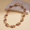 Détail du collier vintage doré avec pétales en émail rouge et accents de zircons brillants - Collier Rouge