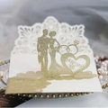Goldene lasergeschnittene Pop-up-Hochzeitseinladung mit Mr & Mrs Silhouetten und Ringen - Hellgold Glitzer