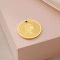 Golden 20mm Elizabeth II coin pendant made of stainless steel on a pink gift box - 20mm Elizabeth 1998 (KLJ6799-Z)