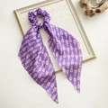 Dettaglio dello scrunchie in seta blu con nastri e stampa a motivi floreali rosa - Nastro Viola per Bottiglia alla Deriva