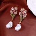 Macro di orecchini a fiore vintage con strass e grandi perle barocche bianche - Oro-Rosa-Verde (Ago S925)