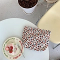 Vue détaillée de la trousse à maquillage en velours côtelé avec motifs floraux vintage - Branche de Fleurs Crème