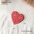 Magnete natalizio a cuore rosso in resina con fiocco di neve e bordo oro, 5x5cm - Magnete da Frigorifero Cuore