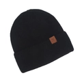 Primer plano del gorro de punto negro con detalle de etiqueta de cuero marrón premium - Talla única / Negro