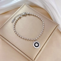Dettaglio dei numeri romani e zircone incastonato sul ciondolo in acciaio al titanio - Bracciale Catena a Sfere con Numeri Romani (P302 Argento) / Argento