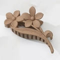 Detailansicht von oben: Große matte Haarklammer in Khaki-Blumenform auf Weiß - Hellkaffee
