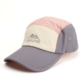Nahaufnahme der Bergstickerei und Explore-Schrift auf der 5-Panel Outdoor-Basecap - Verstellbar / Rosa Grau Color-block