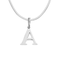 Dettaglio del ciondolo con lettera A in argento su una collana piatta a serpente - Lettera A / 1 Pezzo / Colore acciaio