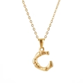 Collier en acier inoxydable doré avec pendentif lettre C texture bambou sur fond blanc - Lettre C