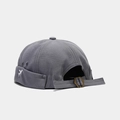 Détail du bonnet miki gris foncé montrant la broderie avion et la boucle en métal - Réglable / Gris clair