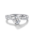 Detail eines klassischen Sechs-Krappen-Rings mit Moissanit und gedrehtem Pavé-Diamantband - Engels Kuss (Ein Karat)