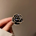 Broche fleur élégante avec pétales en émail noir et bordure sertie de zircons - Fleur Émail Noir