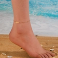 Minimalistische gouden titanium stalen kruis enkelband met kristallen hanger op strand - Gouden Kruis Enkelbandje (Q103)
