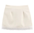 Detail eines cremeweißen seidigen Minirocks mit elegantem Wimpernspitzen-Saum - XS / Gebrochenes Weiß