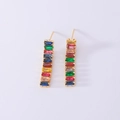 Eleganti orecchini a perno verticali in zircone multicolore con finitura in metallo dorato - Multicolore Base Dorata (KSE00391HC-J)