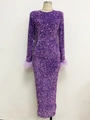 Dettaglio delle maniche in paillettes viola con eleganti bordi in piume di struzzo - S / Viola