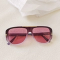 Détail de lunettes de soleil ovales avec monture dégradée violette et accents dorés - Rouge dégradé
