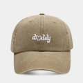 Dettaglio del ricamo bianco 'daddy' con cuore su cappello in cotone lavato color kaki - Daddy / Cachi Lavato
