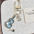 Portachiavi vintage in metallo con ciondolo a chitarra blu e numero 5 su lino beige chiaro - Chitarra