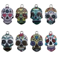 Otto ciondoli a forma di teschio colorati con motivi diversi per gioielli Halloween - Set 8pz Ciondoli Teschio Smaltato Halloween