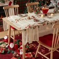 Feestelijke Amerikaanse kersttafelloper met rood borduursel op crème kantstof - Kerstklok Tafelkleed