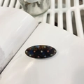 Fermaglio ovale a tartaruga con strass colorati vivaci su una superficie bianca - Tartarugato-Ovale Diamante Colorato-Fermaglio a Becco d'Anatra