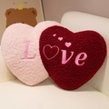 Rosa herzförmiges Plüschkissen mit LOVE-Stickerei aus gemütlichem Sherpa-Fleece - Lammwolle - Weinrot (LOVE Stickerei) / 55*40cm