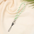Dettaglio del cinturino da polso intrecciato bianco e verde con chiusura in metallo argento - Verde Erba