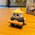 Figura de panda de resina con sombrero de paja tocando el Guqin sobre mesa madera - Tocando Cítara / Caja de Color