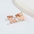 Süße Katzen-Ohrstecker aus Edelstahl in Roségold auf minimalistischem weißem Hintergrund - Roségold