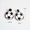 Detail der Maße und des Gewichts von schwarz-weißen Fußball-Ohrringen aus Acryl - M140 Fußball