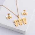Set di gioielli in acciaio al titanio dorato con ciondolo e orecchini sagoma tre ragazze - Design di Tre Ragazze / Oro (Set Collana + Orecchini)